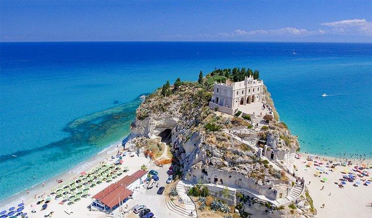 Vista del Monasterio de Santa María dell'Isola, Tropea