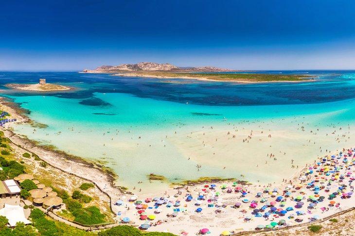 Vista aérea de la playa La Pelosa en Cerdeña