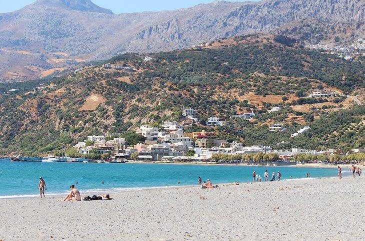 La playa frente a la ciudad de Plakias