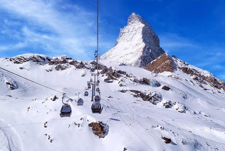 Góndola debajo del Matterhorn en el centro de esquí de Zermatt