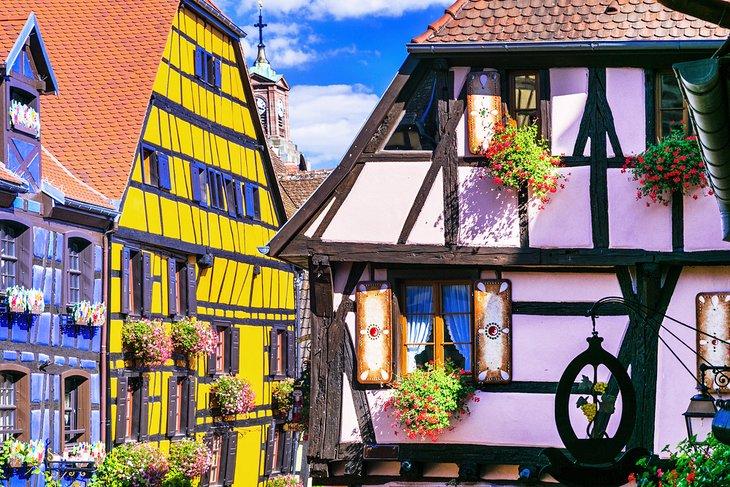 Pueblo colorido de Riquewihr en la región de Alsacia en Francia