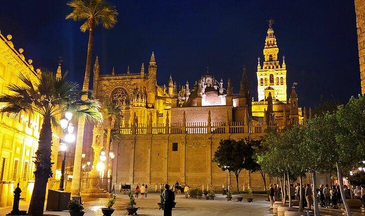 Catedral de Sevilla de noche