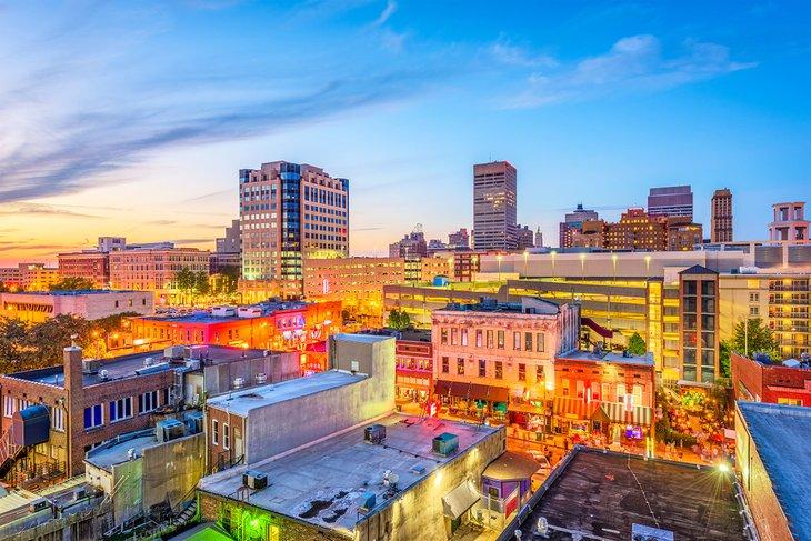 Vista sobre Beale Street en el centro de Memphis