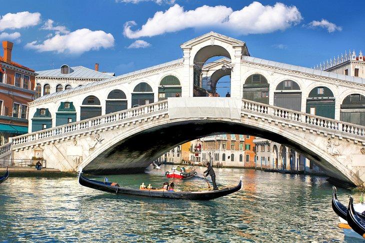 Góndola bajo el Puente Rialto en Venecia