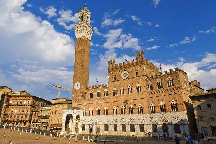 Piazza del Campo con la Torre del Mangia en Siena