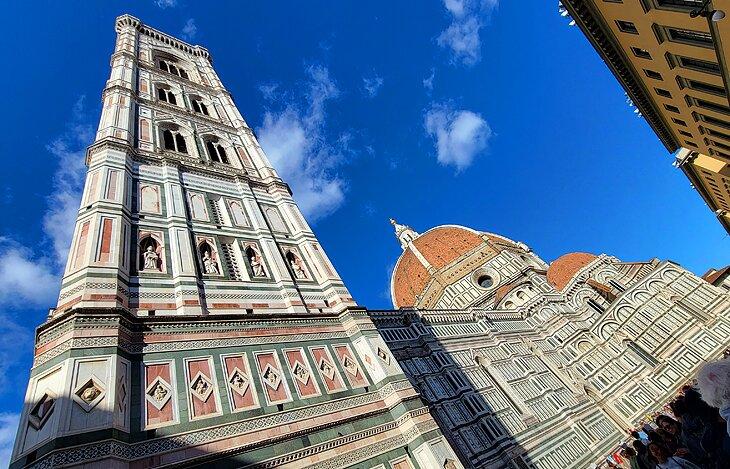 El campanario (campanile) en la Piazza del Duomo