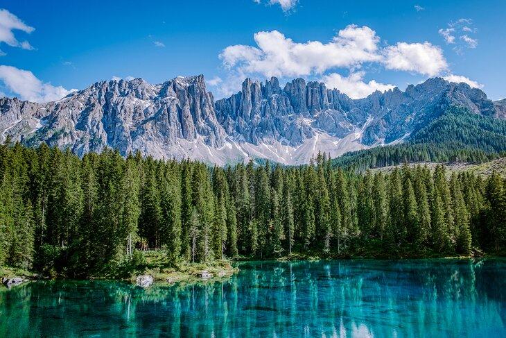 Lago di Carezza et les Dolomites en arrière-plan