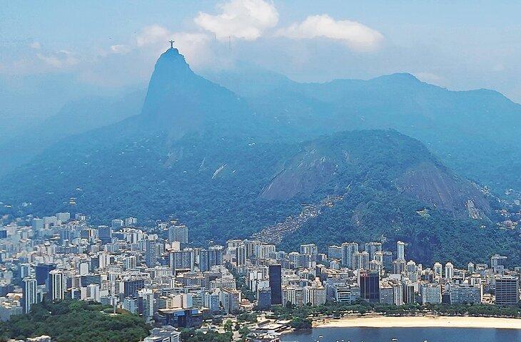 Cristo Redentor en la cima de una montaña sobre Río de Janeiro