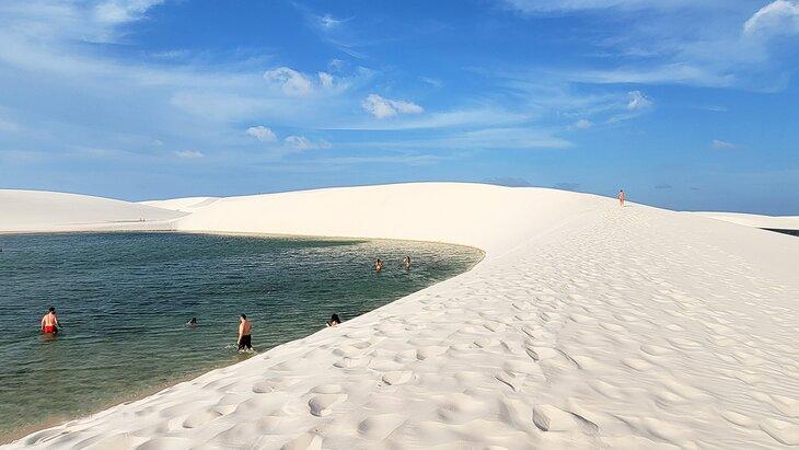 Personas nadando en el Parque Nacional de Lençóis Maranhenses