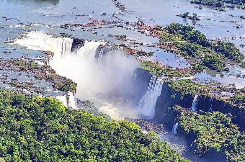 Vista de las cataratas de Iguaçu desde un tour en helicóptero