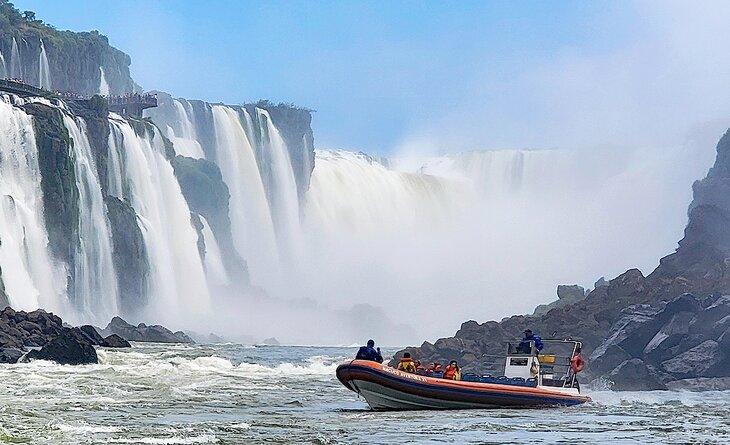 Vista de las cataratas de Iguaçu desde un tour en barco