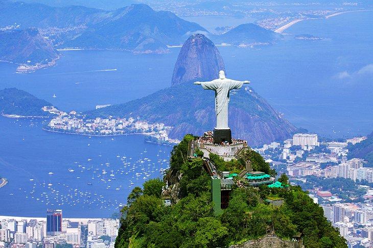Cristo Redentor y Pan de Azúcar en la distancia