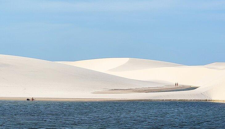 Personas disfrutando de las dunas y lagos en el Parque Nacional de Lençóis Maranhenses
