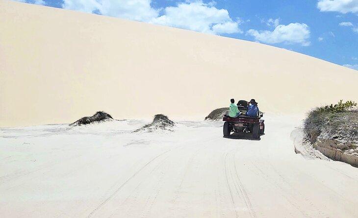 Buggy en las dunas de arena cerca de Jericoacoara