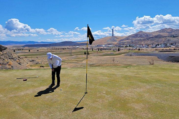 Golf en Old Works con el apilador de la fundición de fondo