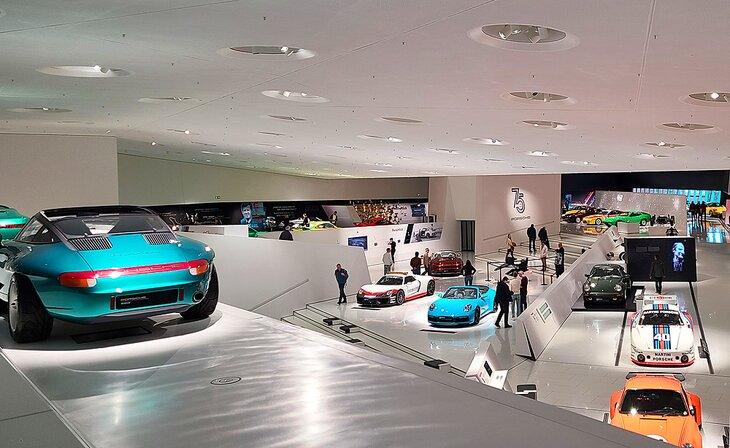 Vista sobre los coches en el Museo Porsche