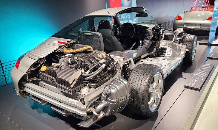 Una mirada a los mecanismos internos de un vehículo en el Museo Porsche