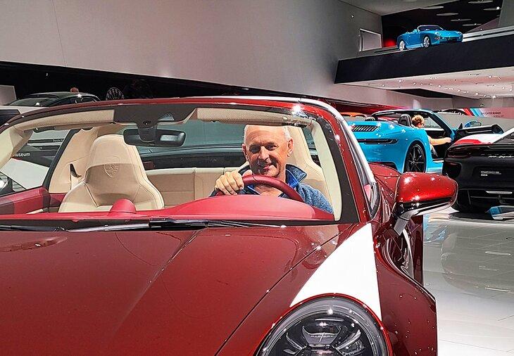 Autor Michael Law en un coche en el Museo Porsche