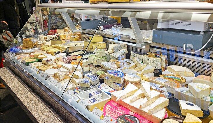 Queso a la venta en la Markthalle de Stuttgart