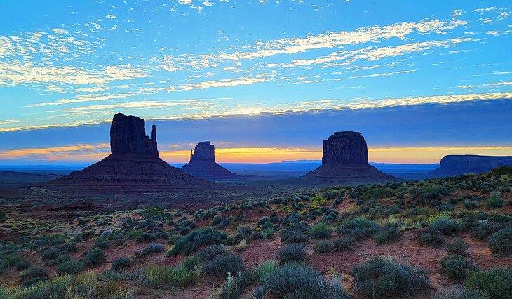 Amanecer en Monument Valley desde el campamento The View