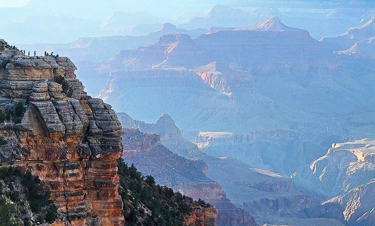 Visitantes en Mather Point al atardecer, Parque Nacional del Gran Cañón