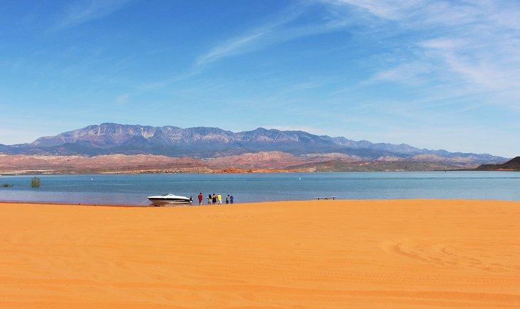 Barco en la playa de Sand Hollow State Park