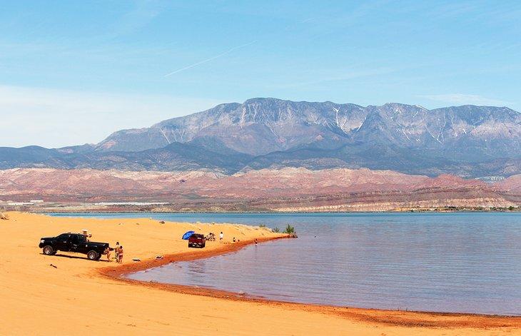 Camiones en la playa de Sand Hollow State Park