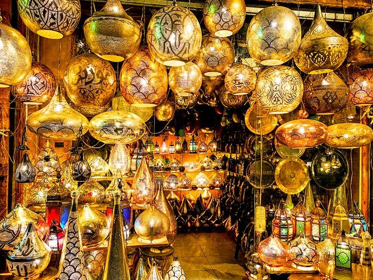 Lámparas egipcias coloridas a la venta en Khan el-Khalili