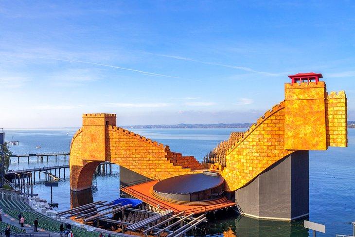 Escenario flotante a lo largo del Paseo del Lago
