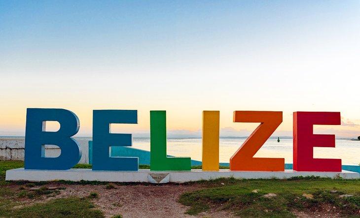 Cartel colorido de Belice en Ciudad de Belice