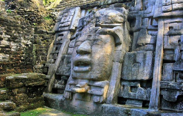 El Templo de la Máscara en Lamanai, Belice