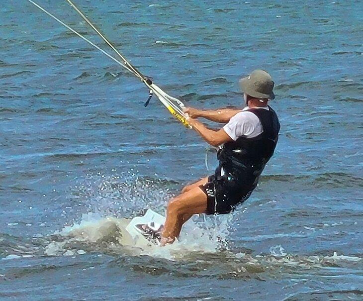 Kiteboarding in den Outer Banks: Was zu wissen ist & wo man hin kann
