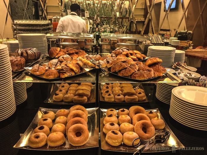 Buffet de bollería en UNA Hotel Roma