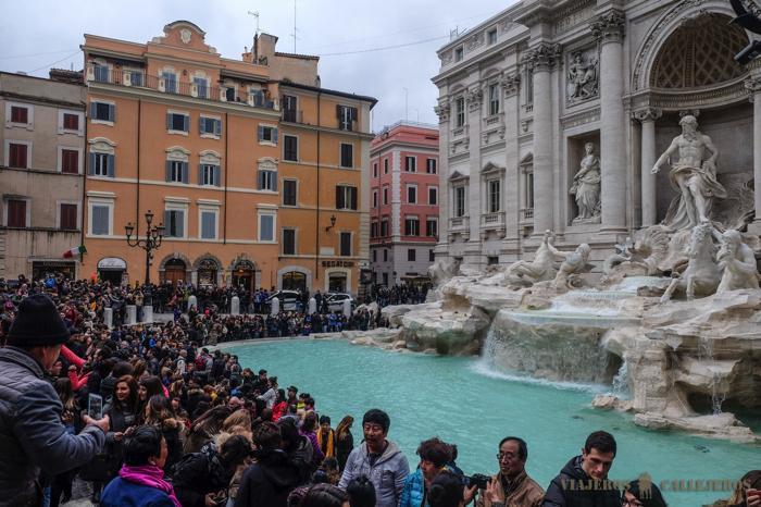 Turistas alrededor de la Fontana di Trevi