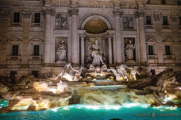 Fontana di Trevi por la noche.